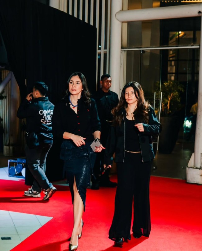 Ditambah dengan gayanya yang stylish dan tubuhnya yang langsing, penampilan Wulan tak kalah dengan putri sulungnya, Shalom. Foto: Instagram/@wulanguritno