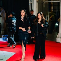 Ditambah dengan gayanya yang stylish dan tubuhnya yang langsing, penampilan Wulan tak kalah dengan putri sulungnya, Shalom. Foto: Instagram/@wulanguritno