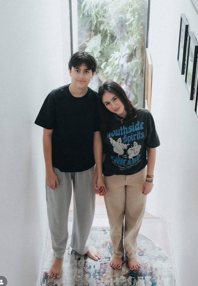 Pose bareng putranya yang sudah semakin besar, Wulan terlihat bak kakak-adik dengan sang anak. Foto: Instagram/@wulanguritno