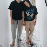 Pose bareng putranya yang sudah semakin besar, Wulan terlihat bak kakak-adik dengan sang anak. Foto: Instagram/@wulanguritno