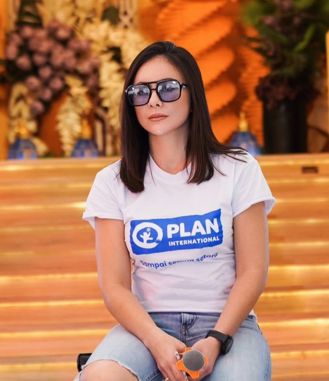 Sebelum menjalani operasi plastik Wulan mengaku merasa insecure dengan garis senyum yang dimilikinya. Kini wajahnya sudah lebih kencang setelah jalani operasi face lifting. Foto: Instagram/@wulanguritno