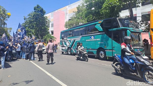 Aksi unjuk rasa di Jalan Ratna depan Transmart Surabaya. Lalu lintas terpantau tetap lancar meski sempat tersendat. Aksi unjuk rasa di Jalan Ratna depan Transmart Surabaya. Lalu lintas terpantau tetap lancar meski sempat tersendat.