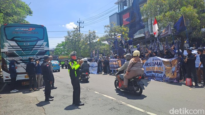 Aksi unjuk rasa di Jalan Ratna depan Transmart Surabaya. Lalu lintas terpantau tetap lancar meski sempat tersendat.