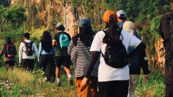 Aktivitas Tim Jejak Lestari Rengel melestarikan alam dan menolak tambang liar.