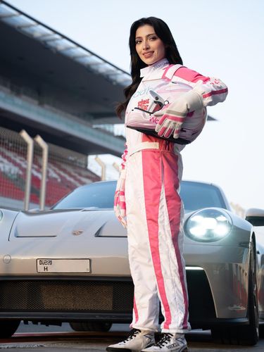 Amna Al Qubaisi, Wanita Pertama di Porsche Carrera Cup Asia (PCCA) 2026 Bersama Kampanye Global Wardah.