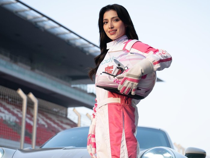 Amna Al Qubaisi, Wanita Pertama di Porsche Carrera Cup Asia (PCCA) 2026 Bersama Kampanye Global Wardah.