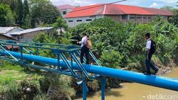 Video: Bertaruh Nyawa, Siswa SMP di Medan Seberangi Pipa Demi Pergi Sekolah