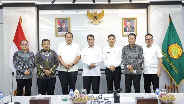 Bupati Luwu Utara (Lutra), Andi Abdullah Rahim memaparkan program cetak sawah yang telah mencapai 4.000 hektare ke Menteri Pertanian Andi Amran Sulaiman.