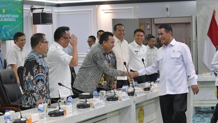 Bupati Luwu Utara, Andi Abdullah Rahim memaparkan program cetak sawah yang telah mencapai 4.000 hektare ke Menteri Pertanian Andi Amran Sulaiman.