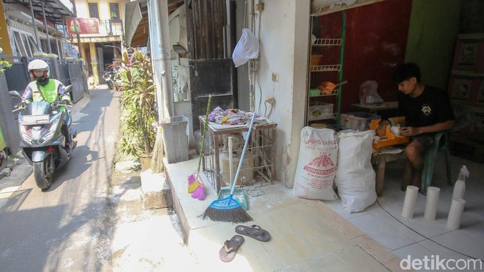 Pekerja menggoreng tempe di Gang Tempe, Kebayoran, Jakarta, Rabu (15/4/2026). Meski hanya berupa jalan sempit, gang ini menjadi pusat aktivitas ekonomi warga yang sebagian besar berprofesi sebagai pengrajin tempe.