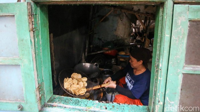 Pekerja menggoreng tempe di Gang Tempe, Kebayoran, Jakarta, Rabu (15/4/2026). Meski hanya berupa jalan sempit, gang ini menjadi pusat aktivitas ekonomi warga yang sebagian besar berprofesi sebagai pengrajin tempe.