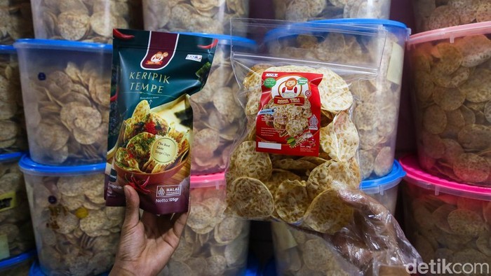 Pekerja menggoreng tempe di Gang Tempe, Kebayoran, Jakarta, Rabu (15/4/2026). Meski hanya berupa jalan sempit, gang ini menjadi pusat aktivitas ekonomi warga yang sebagian besar berprofesi sebagai pengrajin tempe.