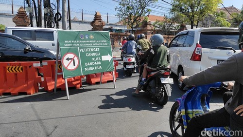 Arus lalu lintas tampak padat di Jalan Tangkuban Perahu, Kerobokan Kelod, Kuta Utara, Badung, Bali, Rabu (15/4/2026) siang. (Foto: Agus Eka/detikBali)