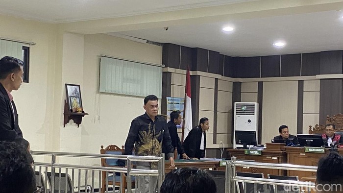 Sidang putusan Kabid Pengelola Pasar DKUKMP Kabipaten Klaten, Didik Sudiarto (batik hitam) di Pengadilan Tipikor Semarang, Kecamatan Semarang Barat, Kota Semarang, Rabu (15/4/2026).