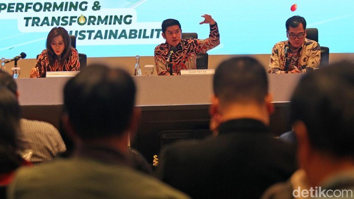 PT Astra Agro Lestari Tbk membagikan dividen Rp 881,5 miliar usai mencatat lonjakan kinerja 2025, ditopang kenaikan produksi dan harga CPO global.

Direktur Astra Agro Lestari Tingting Sukowignjo, Presiden Direktur Astra Agro Lestari Djap Tet Fa dan Vice President Corporate Communication Astra Agro Lestari Mochamad Husni
saat public expose di Catur Dharma Hall, Menara Astra, Rabu (15/4/2026).