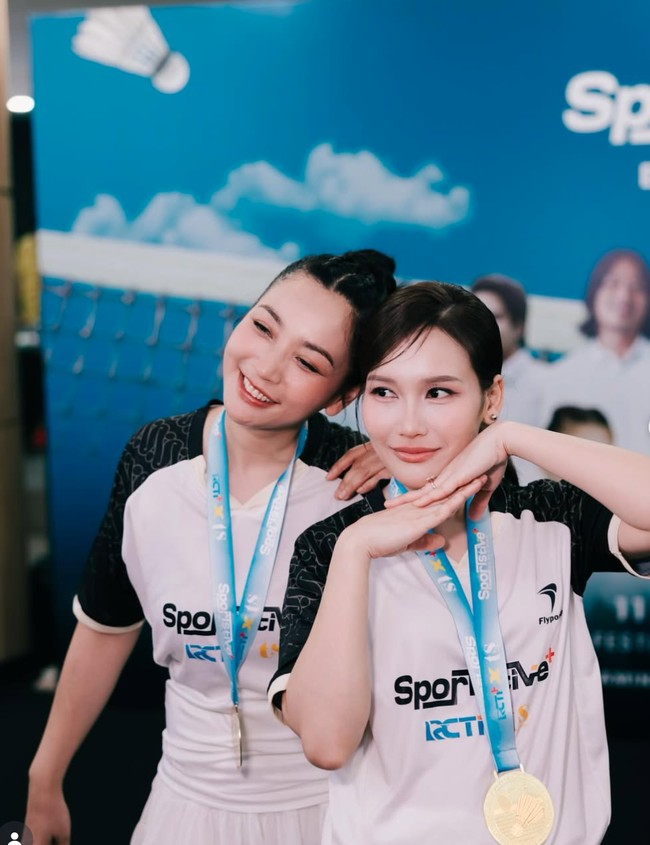 Beberapa waktu lalu Ayu Ting Ting bersama sahabatnya, Hesti Purwadinata mengikuti pertandingan badminton. Keduanya tampil sebagai rekan satu tim. Foto: Instagram/@ayutingting92