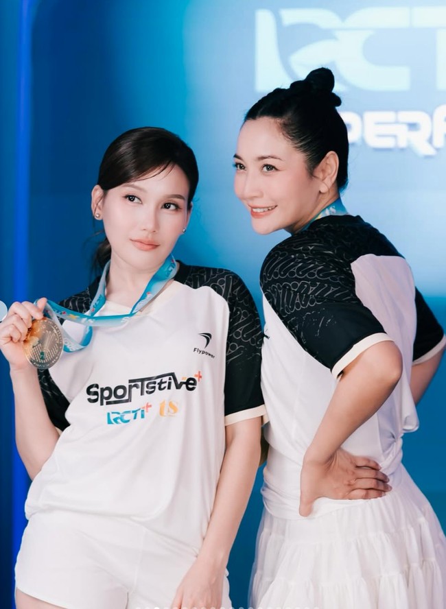 Ayu memilih memadukan atasan jersey seragamnya dengan celana pendek putih. Penampilannya tampak simpel dan sporty. Foto: Instagram/@ayutingting92