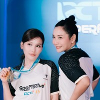Ayu memilih memadukan atasan jersey seragamnya dengan celana pendek putih. Penampilannya tampak simpel dan sporty. Foto: Instagram/@ayutingting92