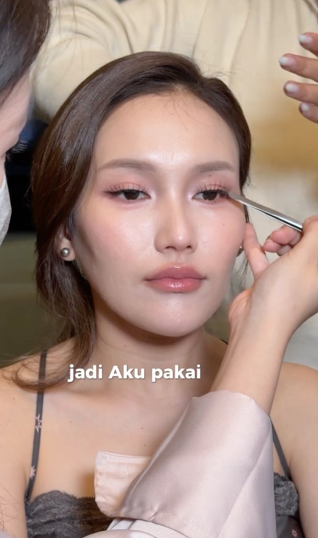 Dalam salah satu unggahan Ayu membagikan proses makeup dirinya. Riasannya itu dibuat spesial karena untuk olahraga, sehingga harus tahan keringat dan tetap natural. Foto: Instagram/@ayutingting92