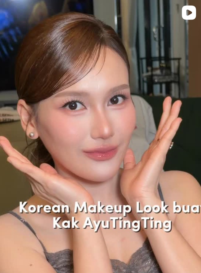 Di video unggahan, MUA menjelaskan dirinya merias Ayu dengan Korean look. Dengan nuansa pink nude yang soft dan natural membuat wajah Ayu terlihat makin cantik dan fresh. Foto: Instagram/@ayutingting92