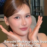 Di video unggahan, MUA menjelaskan dirinya merias Ayu dengan Korean look. Dengan nuansa pink nude yang soft dan natural membuat wajah Ayu terlihat makin cantik dan fresh. Foto: Instagram/@ayutingting92