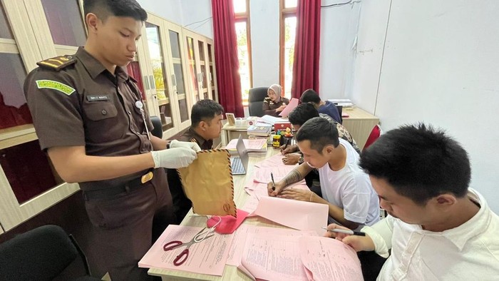 Bandar narkoba yang diduga setor uang ke Kasat-Kanit Polres Torut dilimpahkan ke Kejari Tana Toraja.