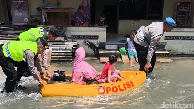 Banjir Joyontakan Solo Korban banjir di Joyontakan Solo dievakuasi pakai perahu, Rabu (15/4/2026).