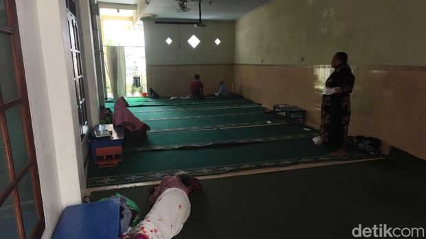 Warga terpaksa mengungsi di masjid imbas banjir di Joyontakan Solo, Rabu (15/4/2026)
