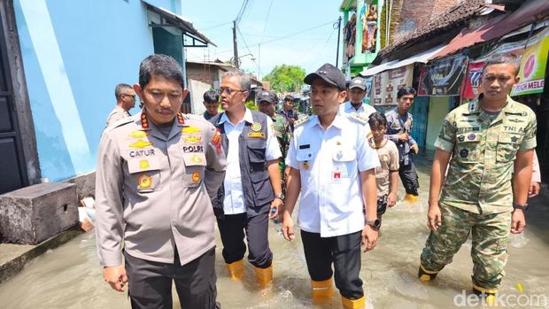 Banjir Joyontakan Solo Walkot Solo Respati Ardi dan Kapolres Solo Kombes Catur tinjau lokasi banjir di Joyontakan, Rabu (15/4/2026)