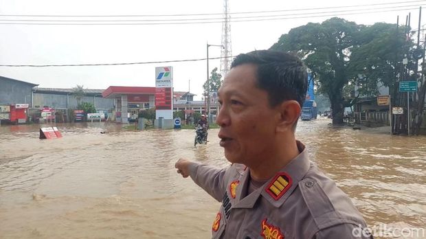 Banjir merendam akses jalan menuju Jalan Cijapati-Kadungora. Banjir merendam akses jalan menuju Jalan Cijapati-Kadungora.