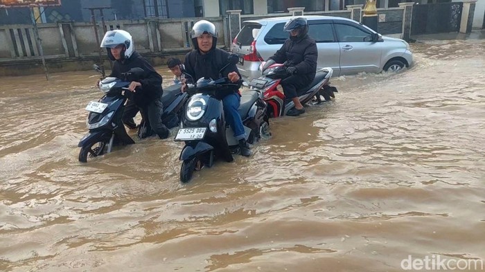 Banjir merendam akses jalan menuju Jalan Cijapati-Kadungora.