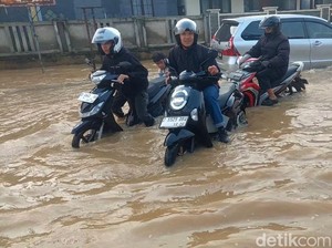 Jalur Bandung-Garut via Cijapati Masih Terendam Banjir