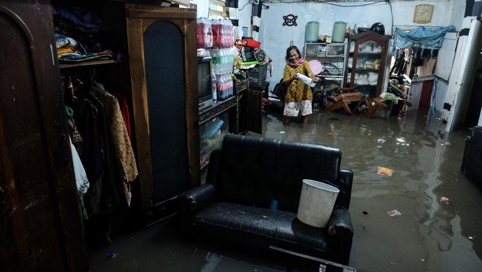 Warga bergotong-royong membersihkan sampah kayu yang terbawa arus banjir di Kampung Gambiran, Kabupaten Sukoharjo, Jawa Tengah, Rabu (15/4/2026). Badan Penanggulangan Bencana Daerah (BPBD) Jawa Tengah mencatat sebanyak 14 desa di Kabupaten Sukoharjo mengalami banjir akibat curah hujan tinggi pada Selasa (14/4/2026). ANTARAFOTO/Maulana Surya/YU *** Local Caption ***