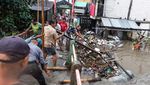 Banjir Rendam Sukoharjo, Warga Berjibaku Selamatkan Barang