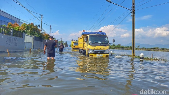 Banjir rendam Jalan Raya Sapan, Kabupaten Bandung