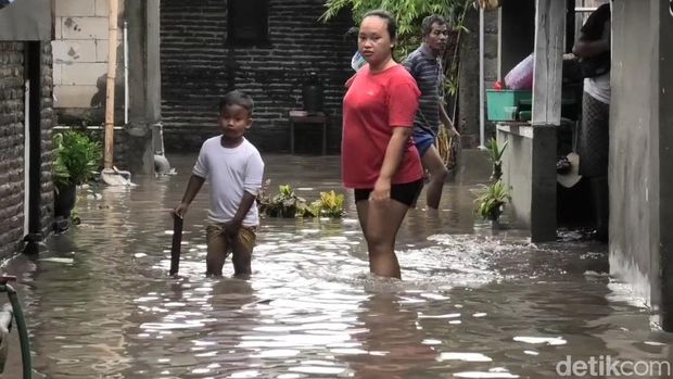 Banjir Solo Penampakan rumah di Tipes, Serengan, Kota Solo, yang masih tergenang imbas luapan dari Kali Jenes, Rabu (15/4/2026).