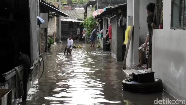 Penampakan rumah di Tipes, Serengan, Kota Solo, yang masih tergenang imbas luapan dari Kali Jenes, Rabu (15/4/2026).
