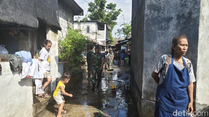 Warga mulai membersihkan bekas banjir di RT 03, RW 15, Tipes, Serengan, Solo, Rabu (15/4/2026).