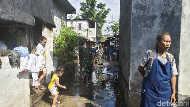 Banjir Solo Warga mulai membersihkan bekas banjir di RT 03, RW 15, Tipes, Serengan, Solo, Rabu (15/4/2026).