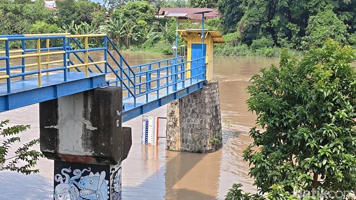 Penampakan Tinggi Muka Air (TMA) Bengawan Solo di Jurug, Solo, Rabu (15/4/2026).