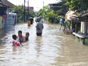14 Desa di Sukoharjo Kebanjiran, Sebagian Warga Ngungsi di Emper Toko