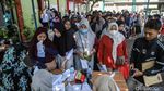 Bantuan Pangan Disalurkan, Warga Bantargebang Antre dengan Tertib