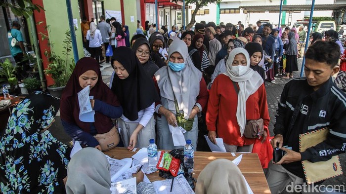Sejumlah warga tampak mengantre dengan tertib untuk mendapatkan bantuan pangan di kawasan Kantor Lurah Bantargebang, Bekasi, Jawa Barat, Rabu (15/4/2026). Sejak pagi hari, ratusan warga sudah berdatangan dengan membawa kartu identitas serta dokumen pendukung untuk memastikan mereka terdaftar sebagai penerima bantuan. Suasana antrean terlihat ramai namun tetap kondusif dengan pengawasan dari petugas setempat.