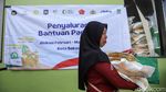 Bantuan Pangan Disalurkan, Warga Bantargebang Antre dengan Tertib