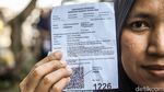 Bantuan Pangan Disalurkan, Warga Bantargebang Antre dengan Tertib