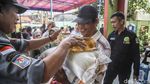 Bantuan Pangan Disalurkan, Warga Bantargebang Antre dengan Tertib