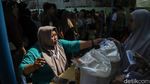 Bantuan Pangan Disalurkan, Warga Bantargebang Antre dengan Tertib