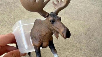Mug rusa setengah badan ini bikin bingung: mau minum kopi atau lagi memberi makan hewan? Desainnya absurd tapi entah kenapa tetap bikin penasaran. Foto: Boredpanda
