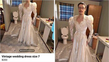 Gaun pengantin vintage… tapi modelnya bikin salah fokus. Antara jual baju atau sekalian demo outfit? Foto: Boredpanda