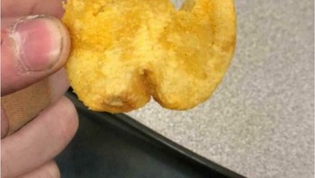 Keripik berbentuk Stormtrooper dihargai fantastis. Bukti kalau kreativitas + hal random bisa jadi “barang koleksi”. Foto: Boredpanda
